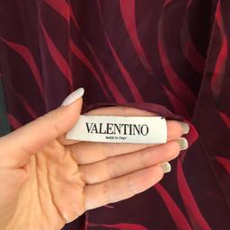 Original Valentino scarf
Material: 100%
Colours : burgundy/ purple / red
State : brand new, never used
Shipping : included only in Switzerland