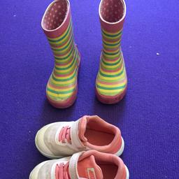 Ich verkaufe Kinder Schuhe 
Gummistiefel kostet 5 Euro 
Nike kostet 10 Euro