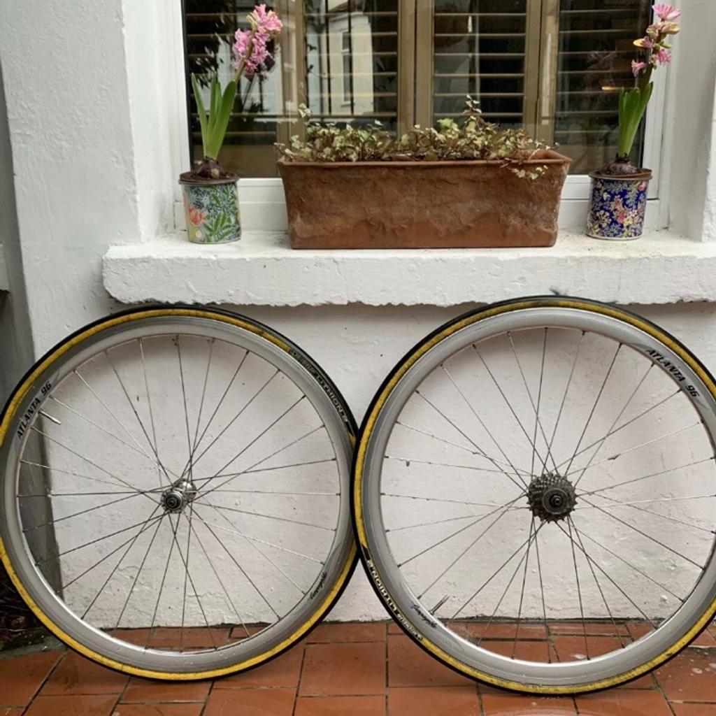 roues CAMPAGNOLO ATLANTA 96 -SHIMANO 600 HUBS 32 rayons holes pneus
