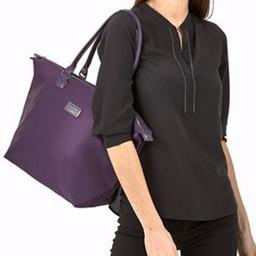 Vendo borsa Lipault nuova con cartellino, ottima come regalo. 2 manici, chiusura con zip, tasche con zip esterne e interne. Colore purple, misura 30x28x14. zona Montemario