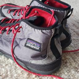 Der Patagonia Activist ist ein leichter Outdoor-Sneaker. Der Activist hat ein strapazierfähiges, wasserdichtes Ripstop-Obermaterial aus Nylon und robuste, recycelte Gummisohlen.

Leider zu groß für mich.. 1x getragen!
Grösse 44