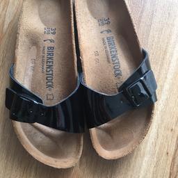 Hallo,
verkaufe ungetragene Birkenstock Sandale in schwarzem Lackleder.
Größe 39