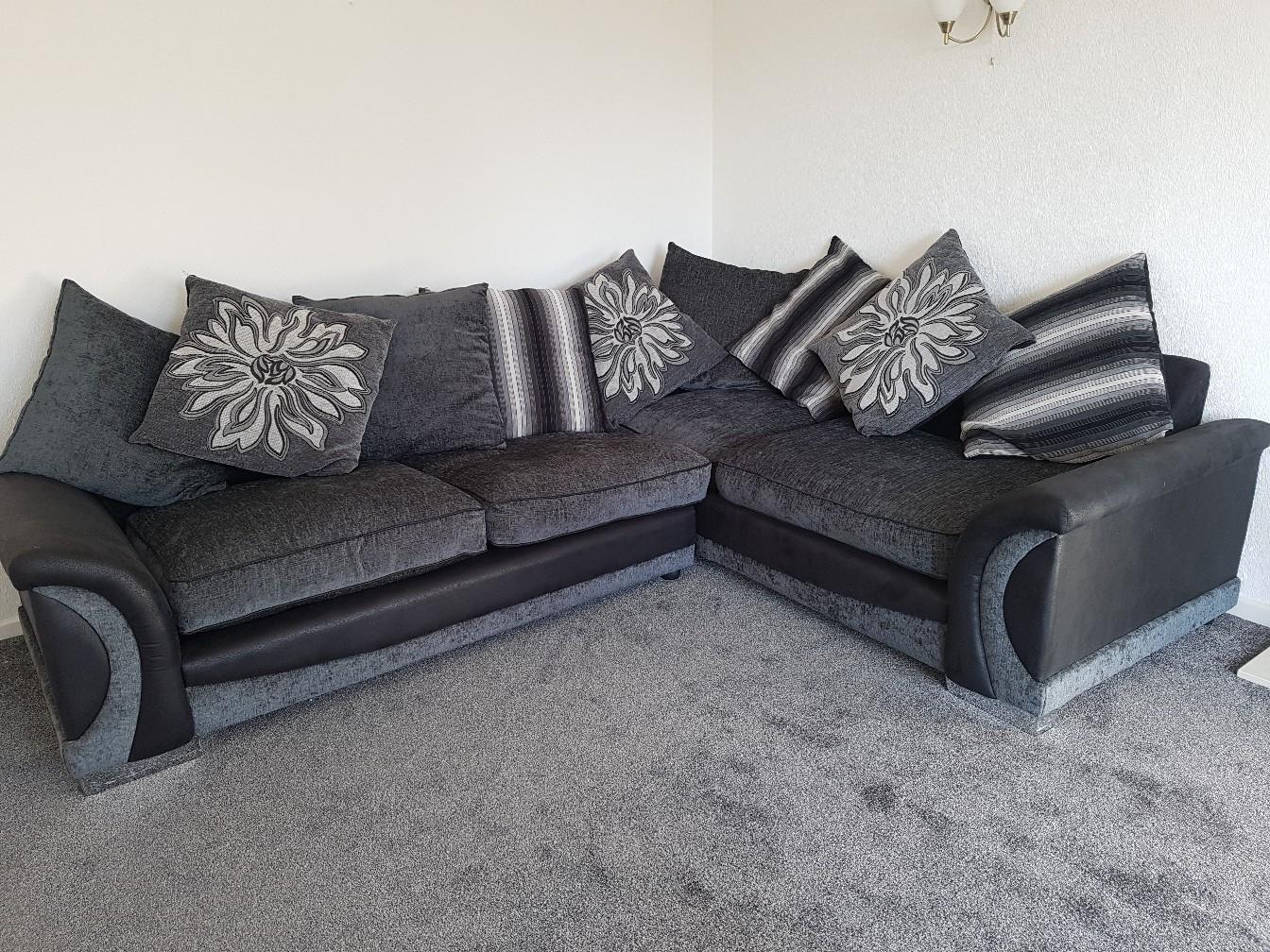 beautiful corner sofa and cuddle chair in B45 Birmingham for £500.00