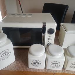 Cream vintage home kitchen accessories.
microwave
cookie jar
tea, coffee and sugar jars
utensils jar
bread bin
toaster
kettle.
excellent/good condition fab for someone starting off or if you fancy a colour change.
collection only.