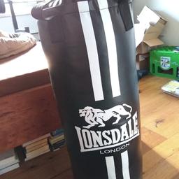 ich verkaufe einen Boxsack der Marke lonsdale. Gewicht ca. 15 kg, Höhe ca. 80 cm

Dazu gibt's noch ein paar Handschuhe und ein Paar Pratzen geschenkt.

Selbstabholung in Klagenfurt.