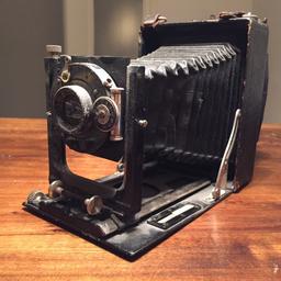 Alte Kamera ca. 1920-1929 Jahre. Zustand gemäß Fotos. Zur Funktion kann ich nichts sagen. Bei Fragen - fragen ;)