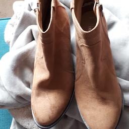 lady's boots size 8 never worn buyer collects