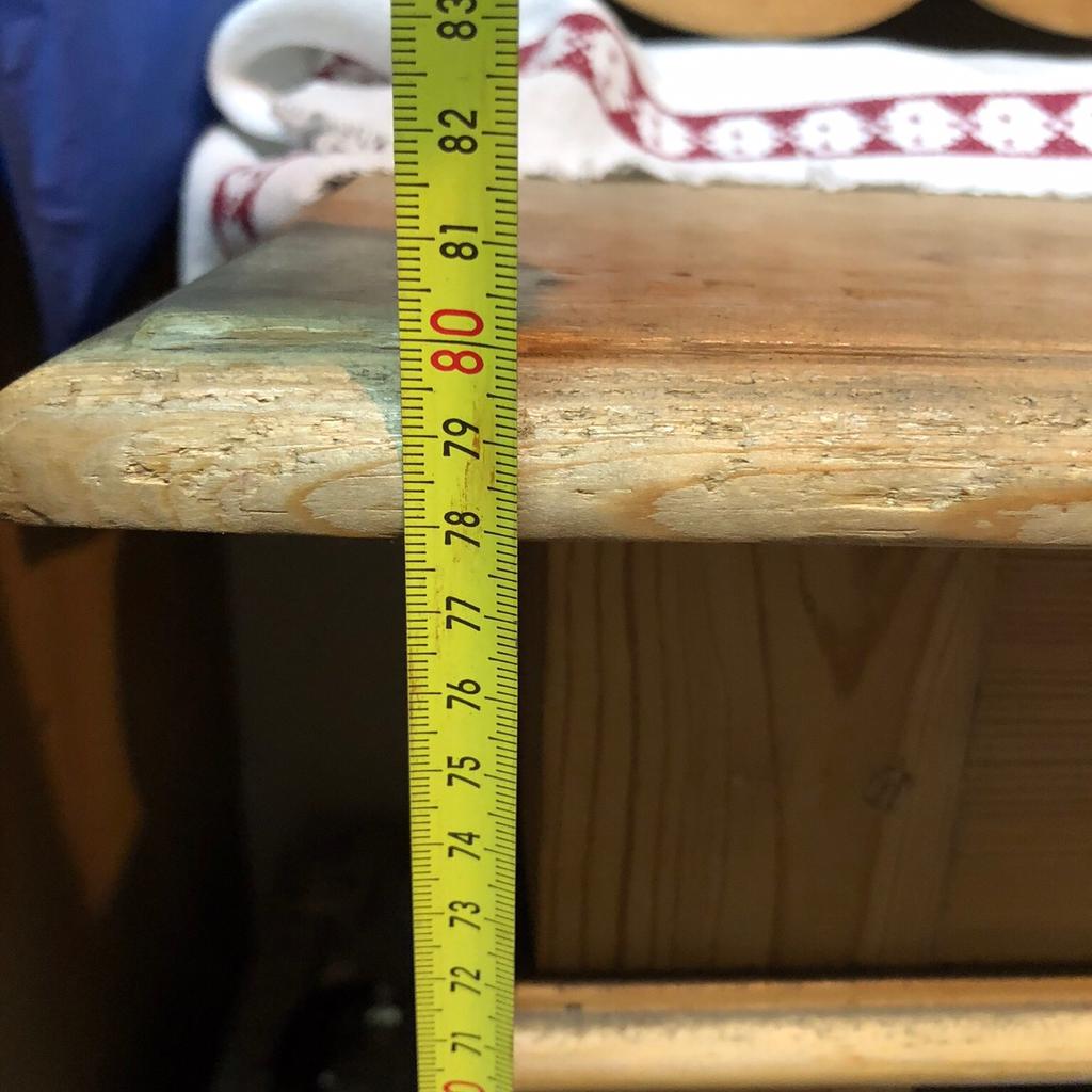 Antiker Holztisch mit gedrechselten Füßen. Standort des Tisches ist Lienz.
Maße: siehe Fotos!
