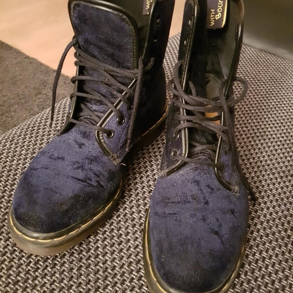 Dr martens velvet clearance 39