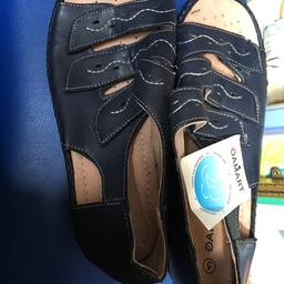 Very comfy size 5 brand new sandals. Still has tags on them . Due to having plantar fasciitis cannot wear sandals . Only a fiver or make me a reasonable offer