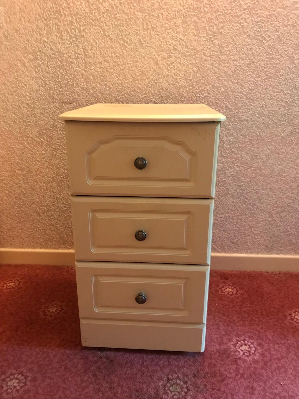 2 x bedside tables in WR2 Worcester für £ 10,00 zum Verkauf Shpock AT