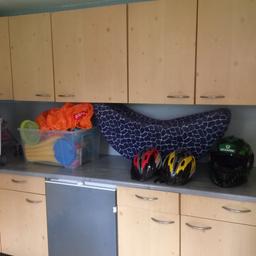 Super Küche mit neuer Arbeitsplatte und Kühlschrank . 

Muss selber abgebaut werden