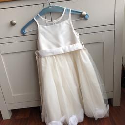 Beautiful ivory girls dress
worn once as a flower girl dress
Age 3-4
BHS
Geeat condition