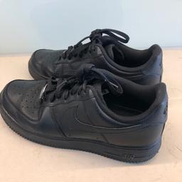 Nike air force 1 läder svart storlek 42,5 använda 1 gång säljer för 500kr.
