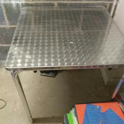 a metal table for garden/garage use

height 29 inch, width 27 1/2 inches, length 28 inches.

clean, not broken/damaged. collection only