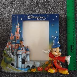 Lovely heavy resin frame.
Mickey is missing his nose! but you can't really tell

collection from wd18 or wd25