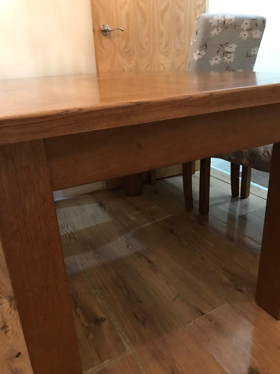 DFS extendable dining room table and 6 chairs in E7 Newham for £150.00