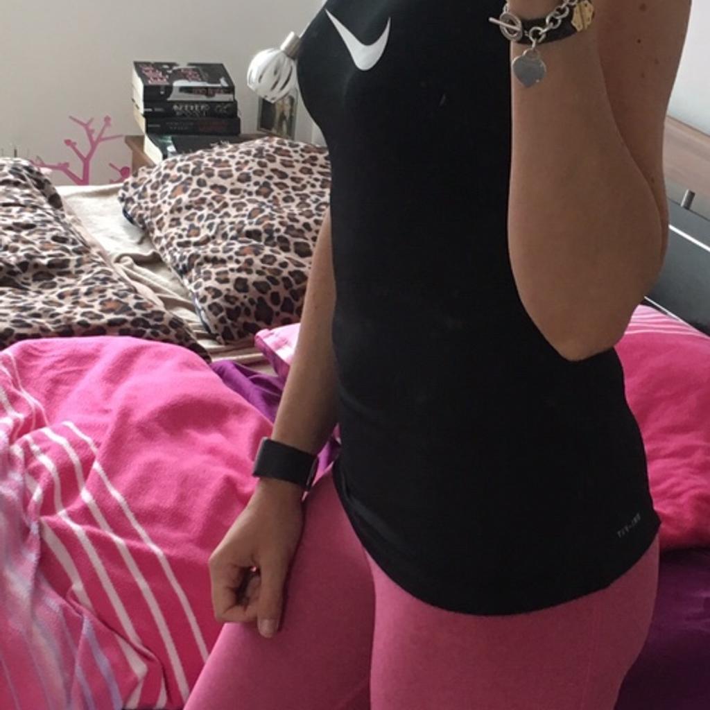 Hey ihr lieben :)
biete hier meine Nike Sport Fitness
3/4 Leggings Tights in Pink an ❤️
Die Größe ist XS.
Privatkauf: keine Garantie oder Rücknahme