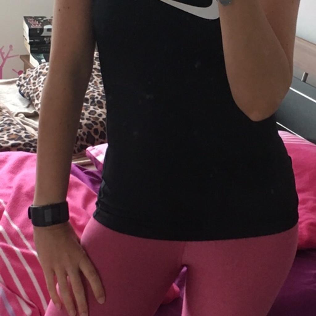 Hey ihr lieben :)
biete hier meine Nike Sport Fitness
3/4 Leggings Tights in Pink an ❤️
Die Größe ist XS.
Privatkauf: keine Garantie oder Rücknahme