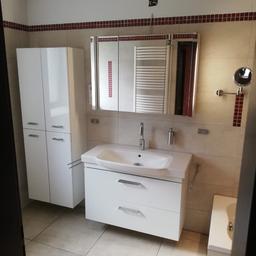 Schöne Badezimmer Einrichtung bestehend aus Waschbecken mit Unterschrank, Spiegelschrank, Regal mit 4 Türen
Bereits demontiert