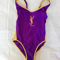 Costume intero Vintage Originale
Yves Saint Laurent
 Mailotts de bain
Viola e Giallo
 logo centrale giallo
Taglia 46