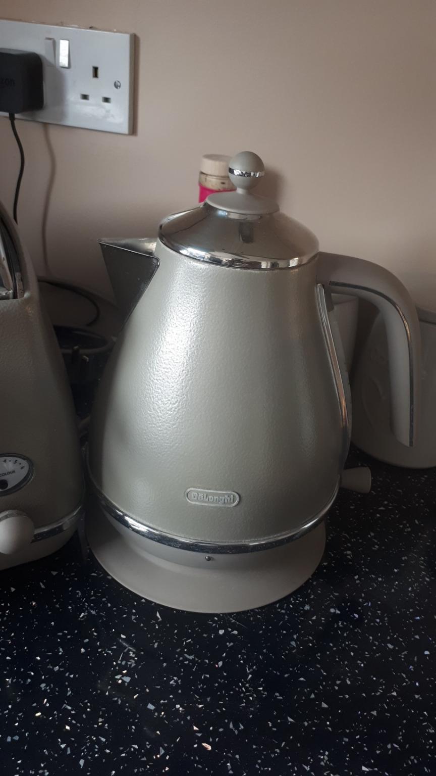 Delonghi Taupe kettle and toaster in B62 Dudley für 60,00 £ zum Verkauf