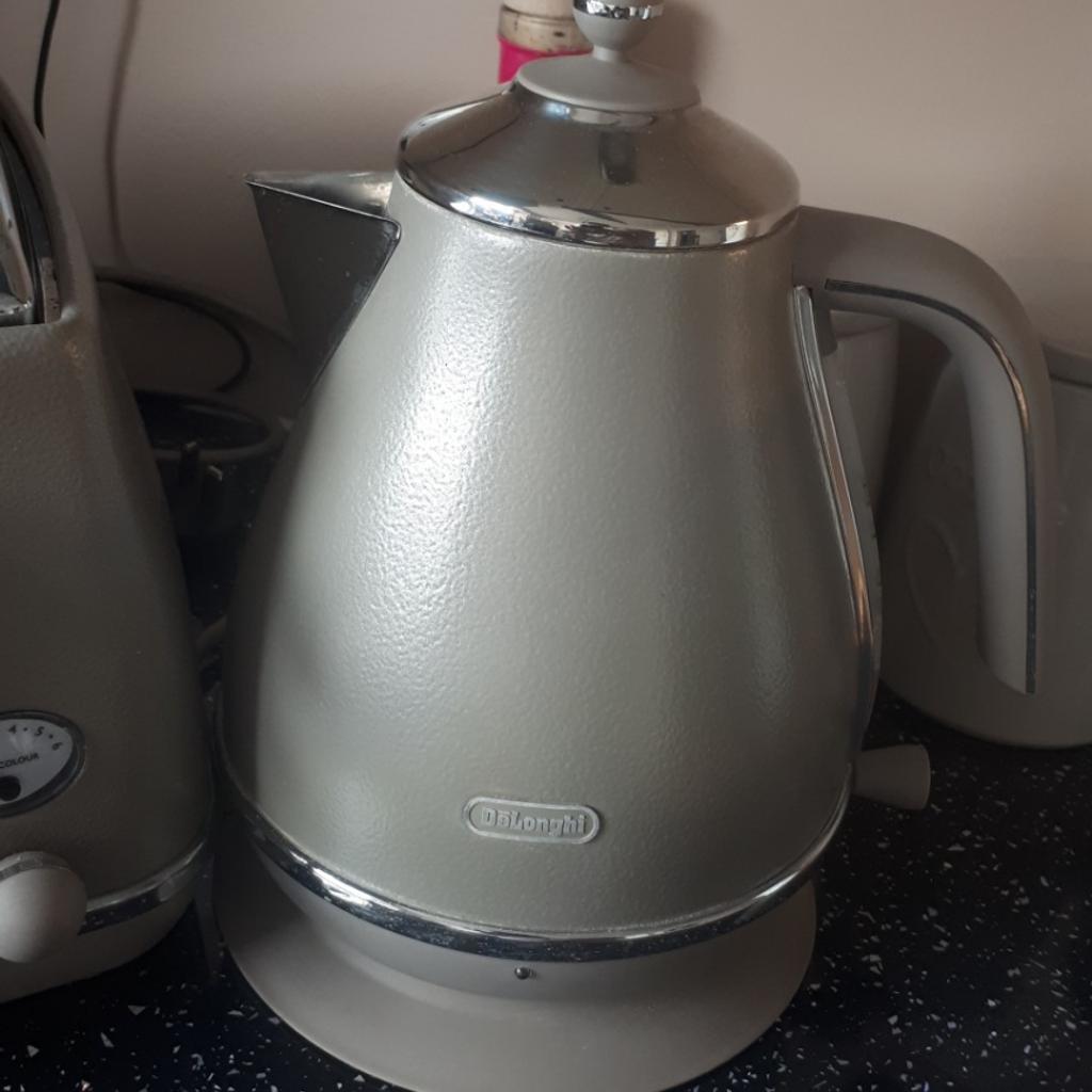 Delonghi Taupe kettle and toaster in B62 Dudley für £ 60,00 zum Verkauf Shpock AT