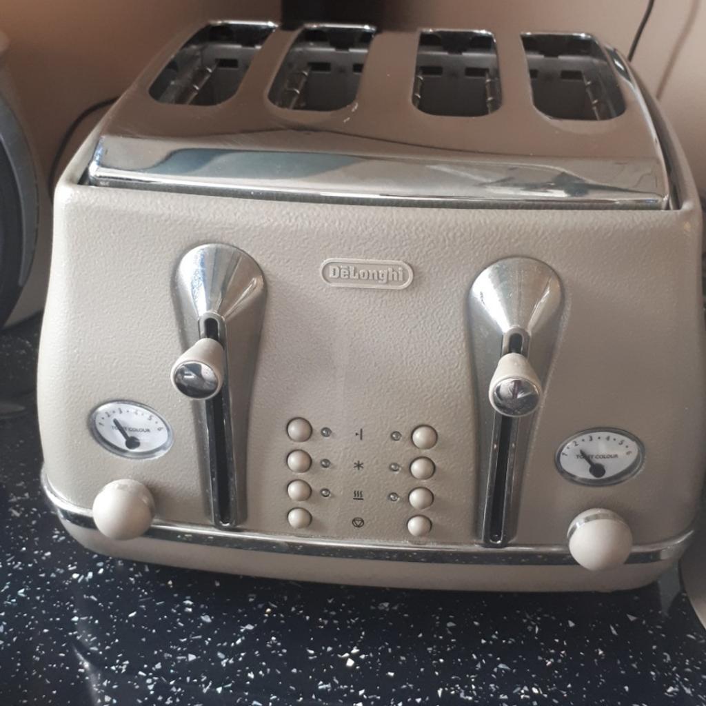 Delonghi Taupe kettle and toaster in B62 Dudley für £ 60,00 zum Verkauf