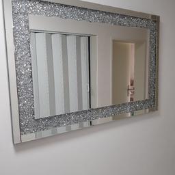 Ca. 80x 120x 4 cm
Neuwertig
Spiegel mit Diamanten im Rahmen