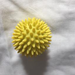 Massageball in gelb. Ca. 7 cm Durchmesser. 
Versand gegen Aufpreis möglich. Keine Rücknahme und Gewährleistung.