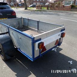 car box trailer well made heavy duty hooks all the way round tows very well 5 foot 10 in long by 3foot 2 inch wide