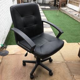 Black adjustable height leather style office swivel chair.
Very good condition