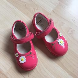 Pink patent leather shoes from Clarks with flower details. Great conditions. Size 6. 

More available, see my other listings. Delivery possible for a small fee.