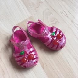 Great summer shoes, perfect for the beach. Jelly style in pink glitter from Crocs. Feature cherries on the front. In great conditions. Size 4. 

More available, see my other listings. Delivery possible for a small fee.