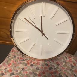 Rose gold round clock very clean and good condition perfect working less than 2 months old