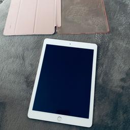 Verkaufe mein iPad (Gold) inkl, Schutzhülle in Roségold.

Das iPad hat ganz leichte gebrauchsspuren auf der Rückseite. Display ist aber in einem sehr guten Zustand. Das iPad ist voll funktionsfähig, hat keine Macken und ist mit original Zubehör ( Ladekabel)