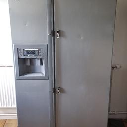 American style fridge freezer.. both working. 
the handle has come off the front of the fridge part outside..unsure if ice machine works..the two trays at bottom of fridge need replacing. hence low price.. ovno