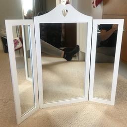3 sides mirror with 2 adjustable doors 
52 cm height point, 59 cm width 
Good condition