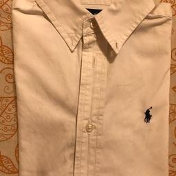 Vendo camicia bianca Ralph Lauren taglia 6 anni con una macchiolina sul retro del polsino e un alone, entrambe non si notano.