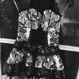 Da ich selbst nicht mehr rein passe verkaufe ich dieses schwarz weiße gothic Lolita Kleid von H&R in Größe 10 ca. deutsch s.

Paypal vorhanden
Versand möglich
Privatverkauf, daher keine Rücknahme, Gewährleistung oder Garantie