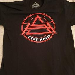 Dieses schwarze "Stay High" T-shirt war in der 808 Box enthalten mit der Seriennummer 7268

Größe L

Bei Interesse des T-shirts oder der 808 Box bitte melden!

#Ufo361 #StayHigh #808 #361 #Fanbox