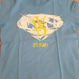Habe das VVS T-shirt auf seiner StayHighTour angehabt und habe ihn umarmt und er hat mit einem Wasserschlauch die erste Reihe nass gemacht + Wasser aus seinem Mund. Das Shirt enthält die DNA von Ufo361 habe es seitdem nicht gewaschen oder gereinigt.

Größe L

Bei Interesse des T-shirts oder der kompletten VVS-Box bitte melden!

#Ufo361 #361 #VVS #StayHigh #Tiffany #DNA #VVSBOX #Label