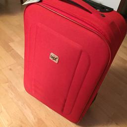 Koffer(Rot) 60x42x22 cm. Neuwertig
2 Räder, Griff zum rausholen

Voll funktionsfähig
Ich habe nur einmal für Umzug benutzt (ins Auto rein und raus)