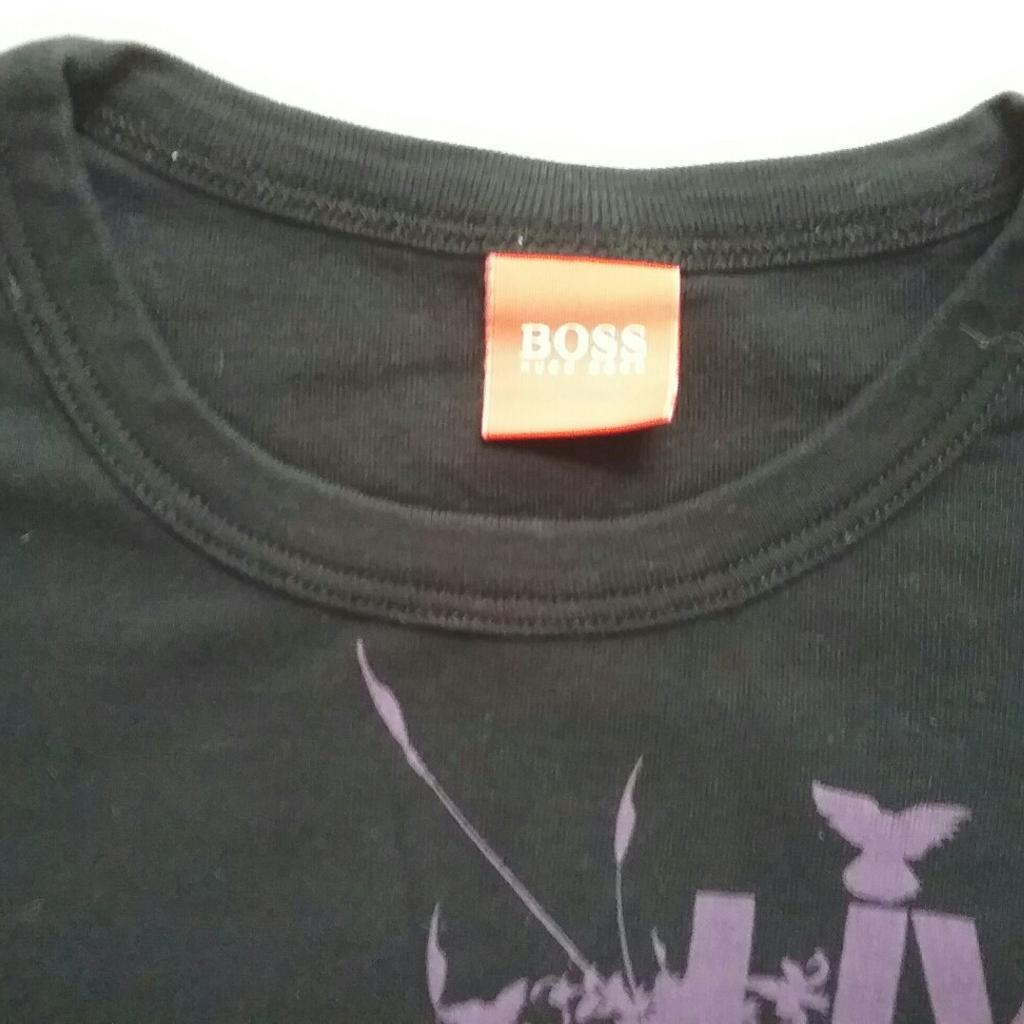 T-shirt: BOSS: S: schwarz

Marke: Hugo Boss (orange tag)
Farbe: schwarz
Material: Baumwolle
Size: S
H: 64.5cm
B: 45cm

Neuwertig.