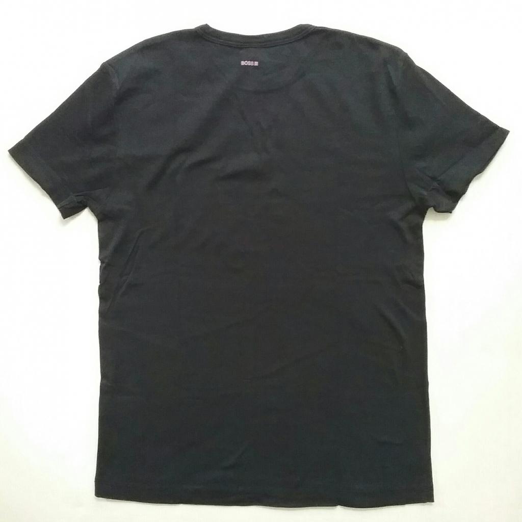 T-shirt: BOSS: S: schwarz

Marke: Hugo Boss (orange tag)
Farbe: schwarz
Material: Baumwolle
Size: S
H: 64.5cm
B: 45cm

Neuwertig.
