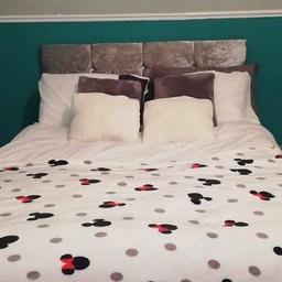 silver crushed double bed with headboard and mattress only 4 weeks old Hardly use.
100 ONO