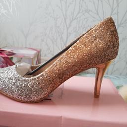 Ladies shoes size uk 7. Brand New . Rose gold and Silver glitter ombre.
collection only.
