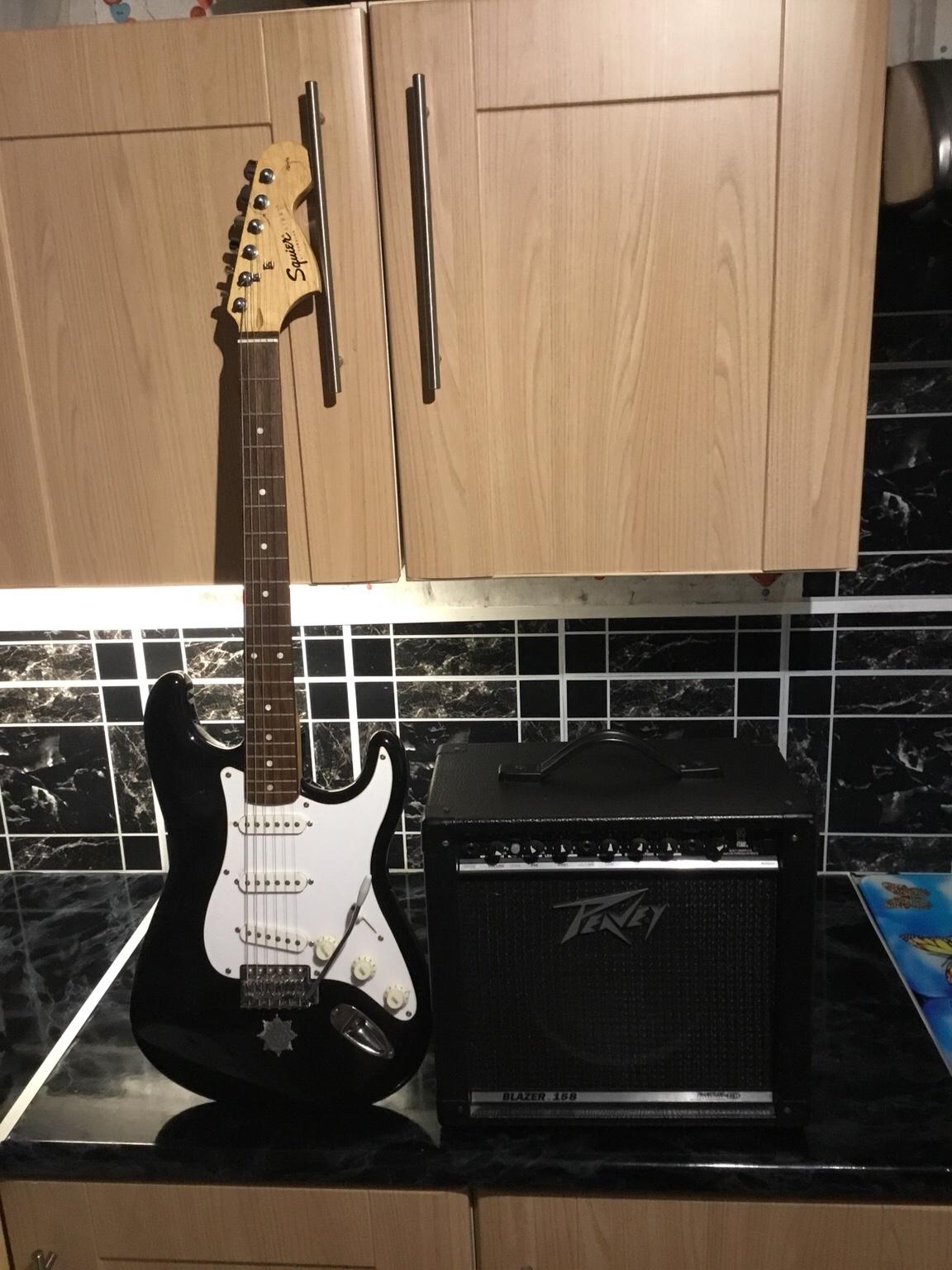 Fender squier strat electric guitar and amp in LE65 Leicestershire für