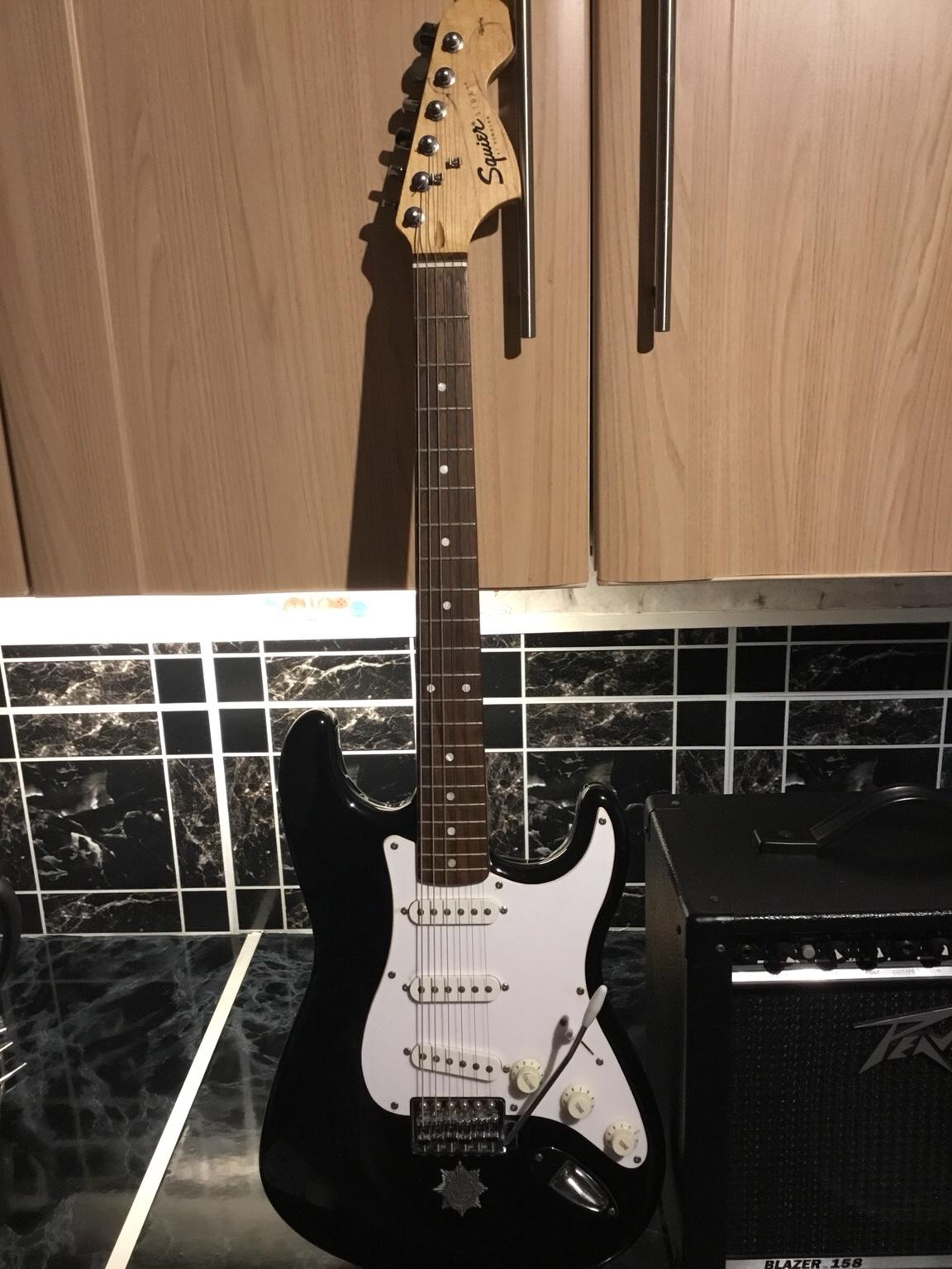 Fender squier strat electric guitar and amp in LE65 Leicestershire für