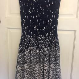 Tenki, House of Fraser dress. Size 12.

Patterned tie back dress. Lined.

Hardly worn. 

Pet and smoke free house.

Collection only.